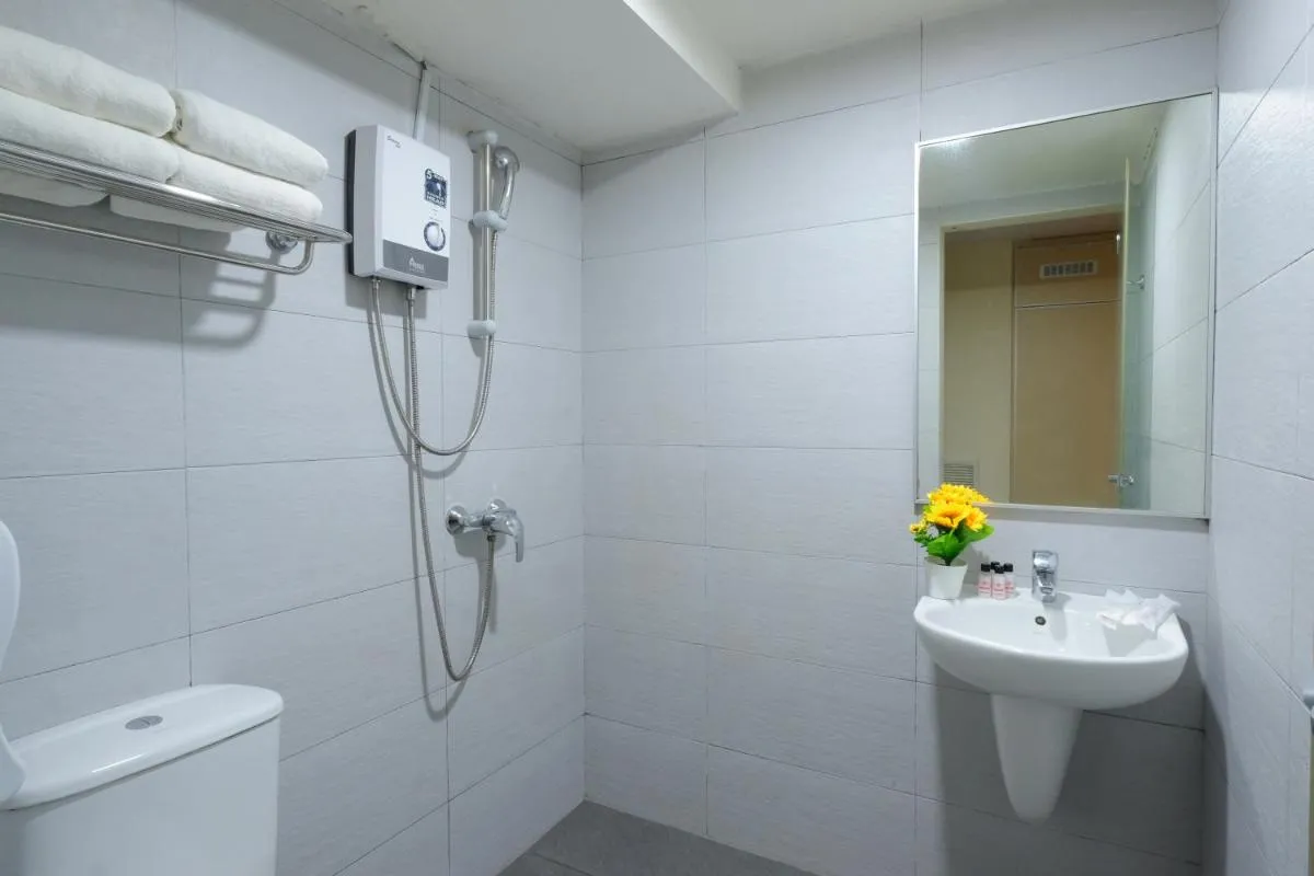 Image 2 of Sandpiper Hotel Singapore
